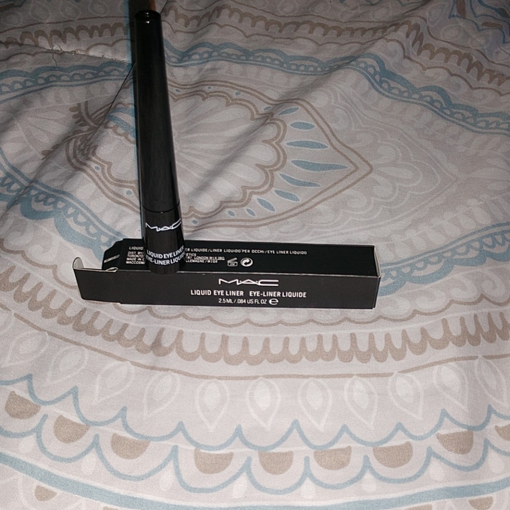 MAC liquid eye liner